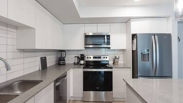 冰箱、微波炉、烤箱、炉灶