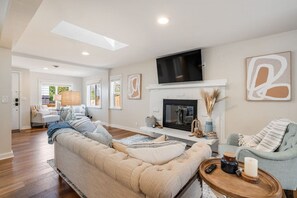 Een televisie en een kantoor