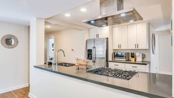 Geladeira, micro-ondas, fogão, cooktop