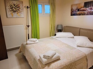 4 bedrooms, iron/ironing board, WiFi, bed sheets