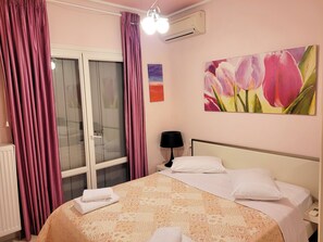 4 bedrooms, iron/ironing board, WiFi, bed sheets - Luxury Villa (Volos)