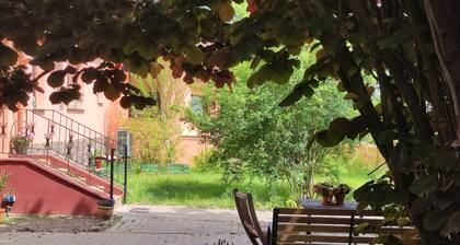 Storchennest mit großem Garten für Urlaubsgäste