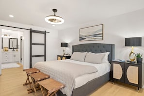 7 bedrooms, desk, iron/ironing board, travel cot