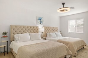 7 室のベッドルーム、デスク、アイロン / アイロン台、旅行用ベビーベッド