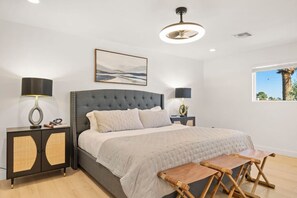 7 habitaciones, escritorio y tabla de planchar con plancha 