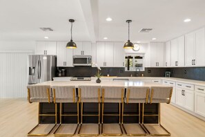 冷蔵庫、電子レンジ、オーブン、コンロ