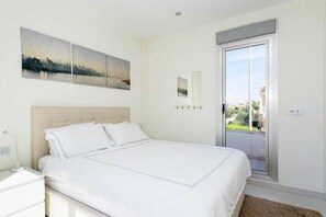 3 chambres, fer et planche à repasser, Wi-Fi, draps fournis