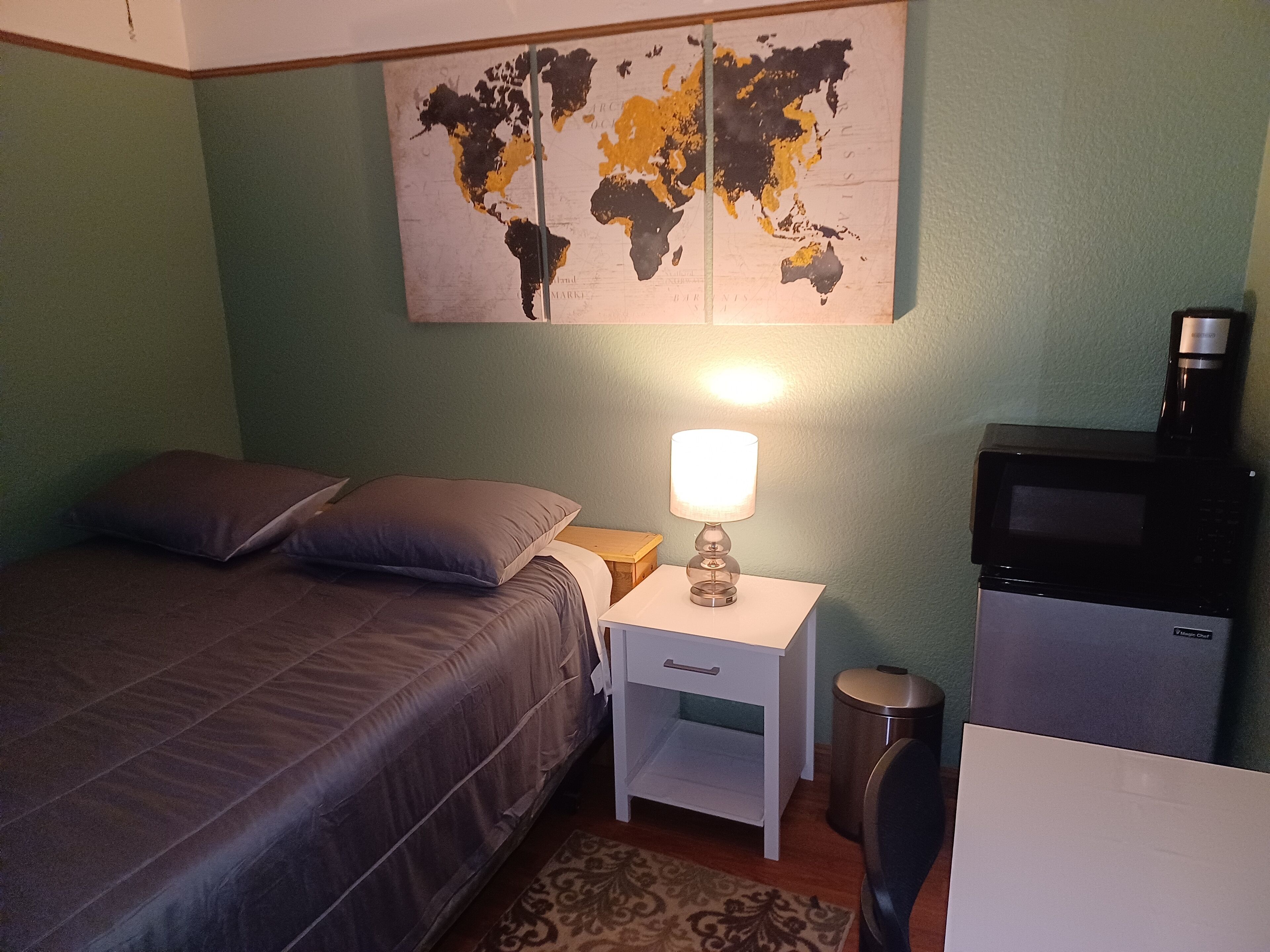 2 clean rooms and bathroom it sleeps 4