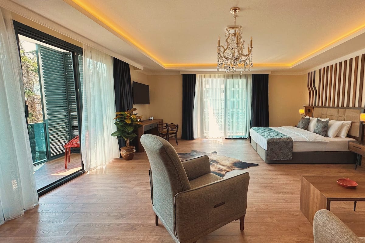Economy Room, 1 Queen Bed, Non Smoking, Sea View | Frette Italian sheets, premium bedding, down comforters, minibar