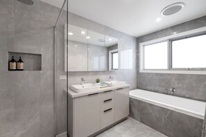Dusche, Haartrockner, Handtücher, Seife