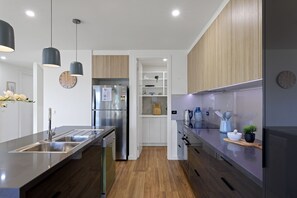 Fridge, microwave, oven, stovetop - Birchwood Villa Cowes, Pool & Tennis in Complex (Cowes)