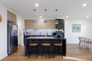 Fridge, microwave, oven, stovetop - Birchwood Villa Cowes, Pool & Tennis in Complex (Cowes)