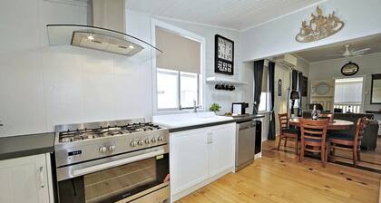 Pet Friendly Near CBD Sleeps 10 FREE Wifi Netflix FullAir con Close to Hospital