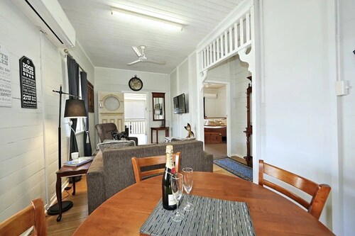 Pet Friendly Near CBD Sleeps 10 Free Wifi Netflix Fullair con Close to Hospital