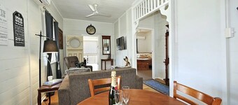 Pet Friendly Near CBD Sleeps 10 FREE Wifi Netflix FullAir con Close to Hospital