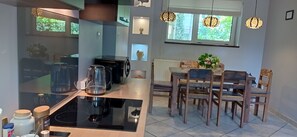 Réfrigérateur, micro-ondes, plaque de cuisson, cafetière/bouilloire