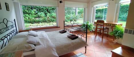 3 slaapkamers, een bureau, een strijkplank/strijkijzer, reisbedje