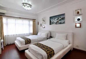 Quarto duplo luxo | Frigobar, escrivaninha, quartos à prova de som, Wi-Fi de cortesia