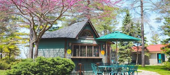 River View cozy studio cottage with loft,  steps shared pool, beach, & firepit