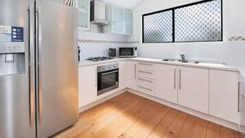 Een koelkast, een oven, een vaatwasser