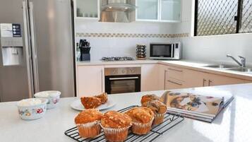 Een koelkast, een oven, een vaatwasser