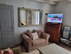 Fernseher, Kamin, Bücher