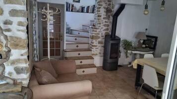 Televisie, een open haard en boeken