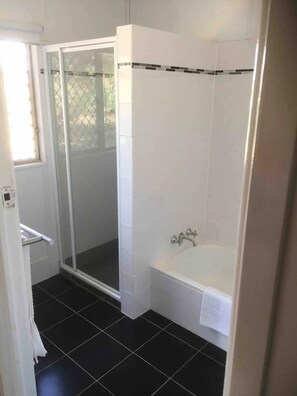 Douche, sĂšche-cheveux, serviettes fournies, savon
