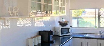 Pet friendly Sleeps 10 Free Wifi & Netflix Air Con Minutes to Town close to park