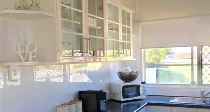 Pet friendly Sleeps 10 Free Wifi & Netflix Air Con Minutes to Town close to park