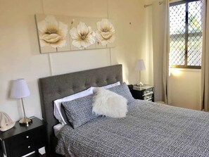 3 bedrooms, iron/ironing board, WiFi, bed sheets - FREE WIFI & NETFLIX Air Con MINUTES TO HOSPITALS
(Bundaberg East)