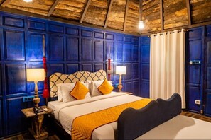 Rom – deluxe | Sengetøy av topp kvalitet, skrivebord og strykejern/-brett