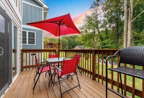 Outdoor dining - Sweet Gum Sycamore by AvantStay | Minutes to Downtown, Parkway, Grove Park Inn (Asheville)