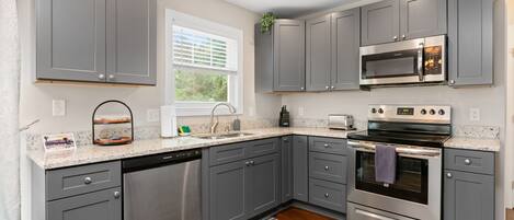 Refrigerador, microondas, horno y parrilla de estufa