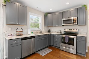 Fridge, microwave, oven, stovetop - Red Bud Sycamore by AvantStay | Near Downtown, Biltmore Estate, Grove Park Inn (Asheville)