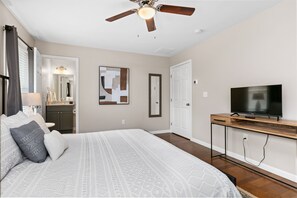 3 bedrooms, iron/ironing board, free WiFi, bed sheets - Red Bud Sycamore by AvantStay | Near Downtown, Biltmore Estate, Grove Park Inn (Asheville)