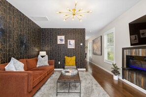 Smart TV, fireplace - Dogwood Sycamore by AvantStay | Minutes to Downtown Asheville + Biltmore Estate (Asheville)