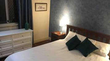 5 bedrooms, iron/ironing board, WiFi, bed sheets