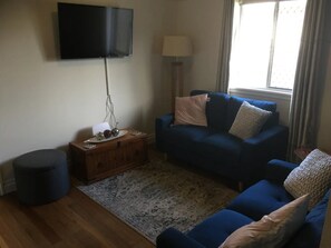 Netflix, streaming services - Pet Friendly FREE WIFI and Netflix Sleeps 11 near to Sugarland Shopping Centre
 (Svensson Heights)