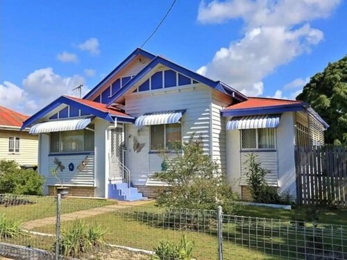 Pet Friendly Free Wifi and Netflix Sleeps 11 Near to Sugarland Shopping Centre