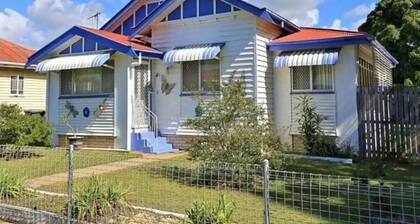 Pet Friendly FREE WIFI and Netflix Sleeps 11 near to Sugarland Shopping Centre