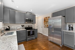 Fridge, microwave, oven, stovetop - Cypress Sycamore by AvantStay | Near Downtown, Biltmore Estate, French Broad (Asheville)