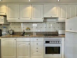 Kühlschrank, Mikrowelle, Ofen, Geschirrspüler