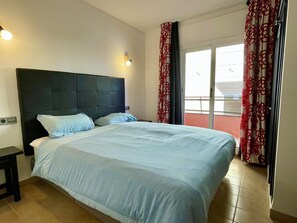 2 slaapkamers, een strijkplank/strijkijzer, beddengoed