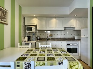 Kühlschrank, Mikrowelle, Ofen, Geschirrspüler