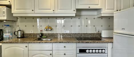 Réfrigérateur, micro-ondes, four, lave-vaisselle