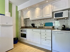 Kühlschrank, Mikrowelle, Ofen, Geschirrspüler