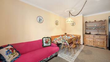 Apartamento familiar, 1 habitación, balcón (Appartamento Pian dei Larici) | Zona de estar | Una televisión
