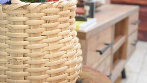 A wicker basket with flowers on a round wooden table. - Panariello a Portamedina (Napoli)