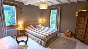 5 bedrooms, travel crib, free WiFi, bed sheets
